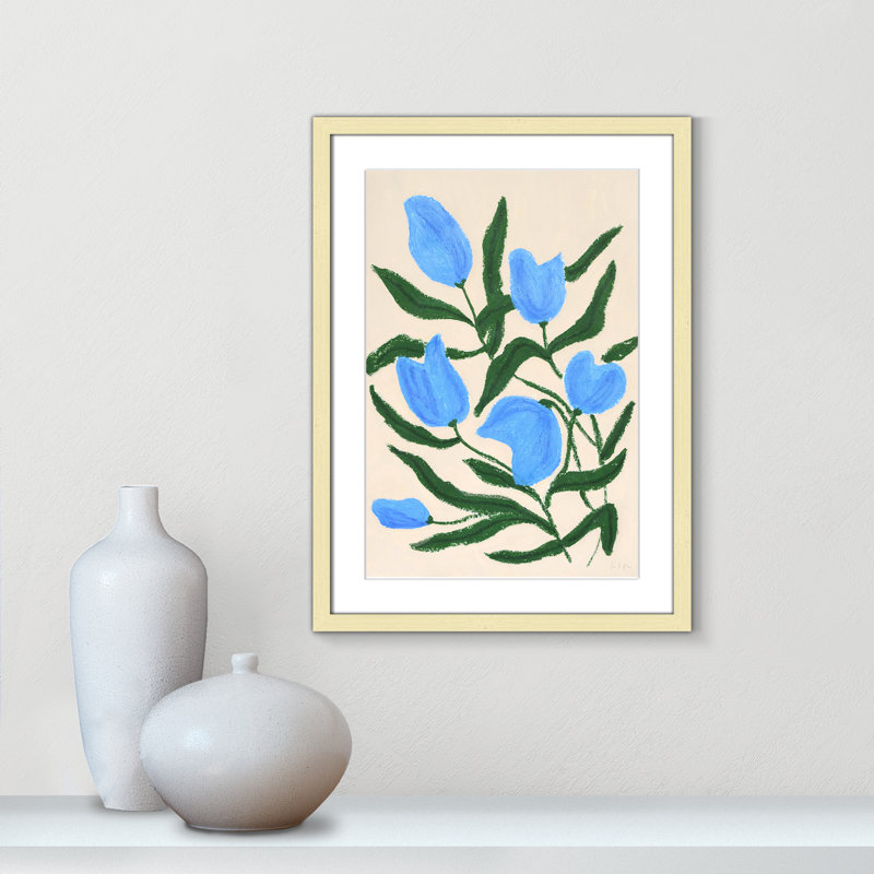 Imprimé de tulipes bleues par Camilla Bergqvist, Reproduction encadrée dorée avec passe-partout
