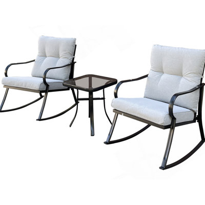 Chaise berçante et théière blanc cassé