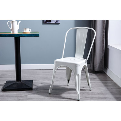 Chaise de patio empilable Wynn