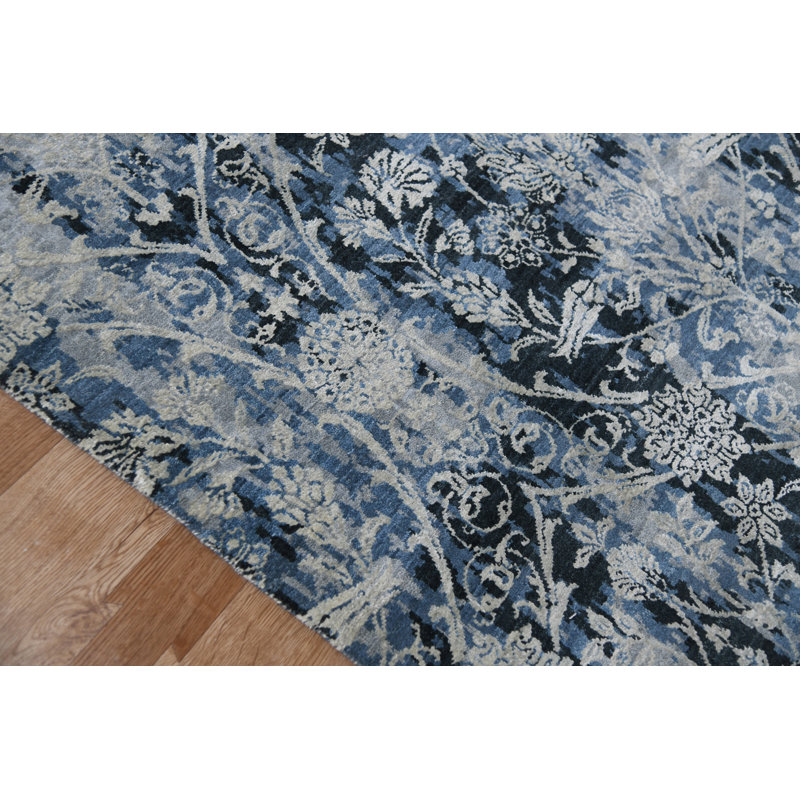 Pearl Floral Area Rug in Blue, Rectangle 2' x 3'