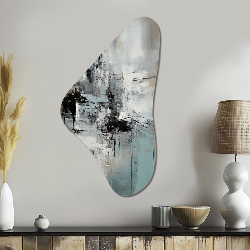 «Serene Subtility In Abstract Light Blue I», peinture abstraite en forme de Boomerang, art mural en métal asymétrique