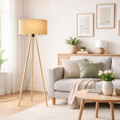 Lampe sur pied de style scandinave, beige et chêne, 15 x 55,1 pouces | Abat-jour en tissu 70% MDF / 30% PVC, hauteur 45,3 pouces | Douille E27 de 40 W maximum, interrupteur marche / arrêt sur câble | Design moderne et minimaliste pour le salon et la chambre à coucher