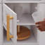 Cuisine de jeu rétro en bois blanc avec machine à glaçons et téléphone de jeu