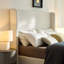 Grand lit avec revêtement blanc crème Boucle et tête de lit de 54 po, structure en métal, sans sommier, installation simple pour la chambre à coucher, design élégant et haut, ressort requis, installation rapide