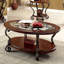 Table basse brune multi avec détails ornés et conception de tablette inférieure ouverte