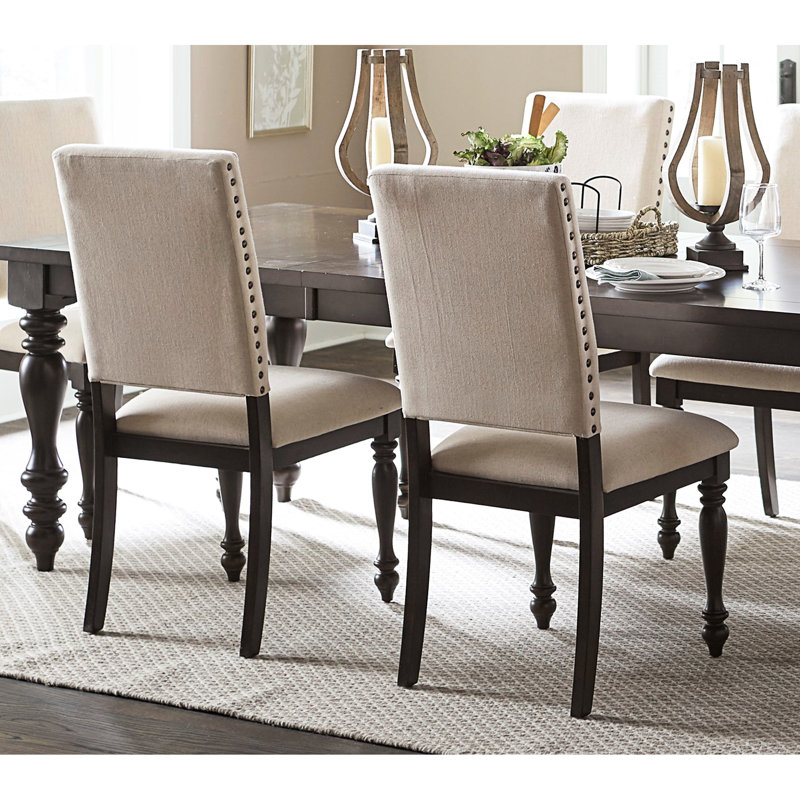 Table de salle à manger transitionnelle en brun: table avec rallonge et chaises, rallonge traditionnelle en tissu beige, chaises d'appoint avec accoudoirs en lin