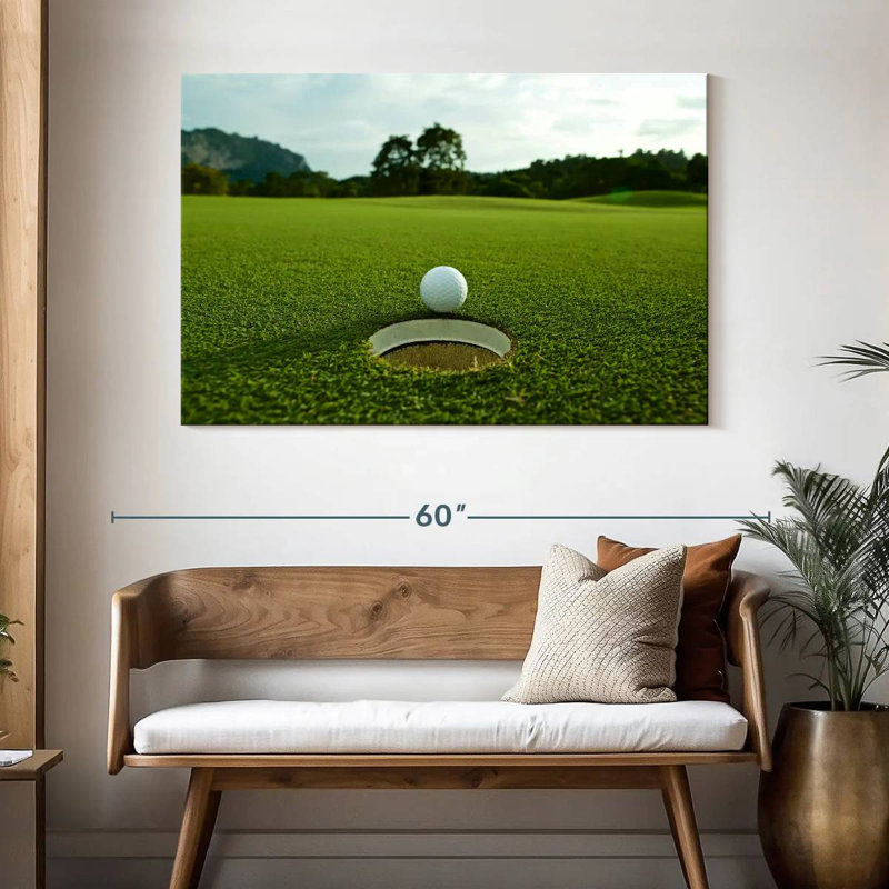 Balle de golf Sireci près du trou, H 32 po x l 48 po