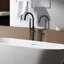 Robinet de baignoire autoportant en métal avec douche à main, accessoire de douche au fini noir mat
