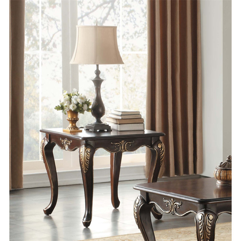 Élégante table de bout traditionnelle avec inclinaison dorée, pieds en cabriole et finition cerisier foncé pour les salons formels