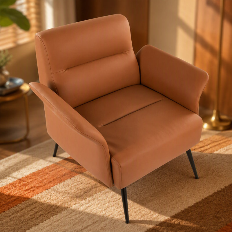 Fauteuil d'appoint contemporain avec pieds en métal noir et revêtement en similicuir, idéal pour les intérieurs modernes et offrant une assise confortable.