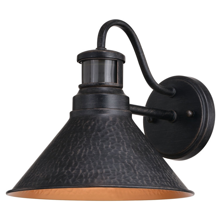 Luminaire de grange d'extérieur en fer vieilli / doré clair 9,5 po Bellavia avec crépuscule à l'aube