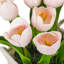 Bouquet de tulipes dans un panier blanc-635571362-635571363