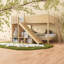 Lit double au dessus d'un lit double avec tablettes coulissantes et de rangement, maison moderne en bois massif naturel