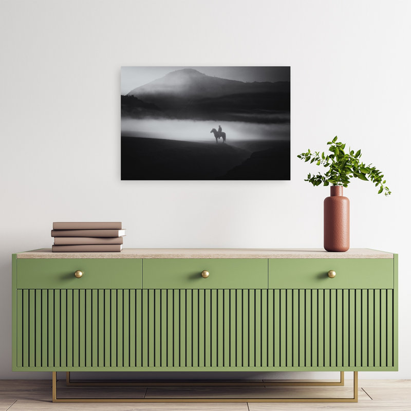 Cavalier solitaire dans la brume - Tableau abstrait contemporain dramatique représentant un cheval dans un paysage de montagne