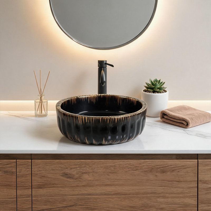 Vasque à poser en céramique noire de 38 cm x 38 cm avec bordure dorée.