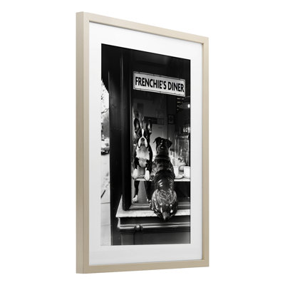 Frenchie's Diner Window View, reproduction encadrée sous verre, design par Annabelle Hall