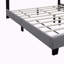 Structure de lit tapissier réglable en tissu pour grand lit avec détails décoratifs sur la tête de lit-942556965