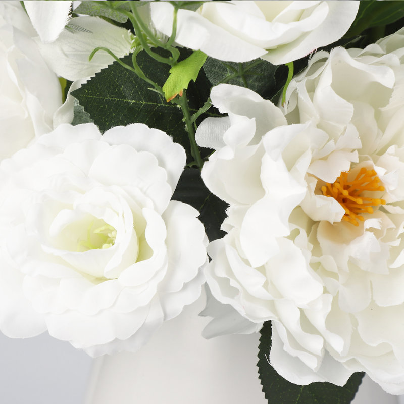 Roses blanches artificielles de qualité supérieure dans un vase en céramique pour centre de table de mariage