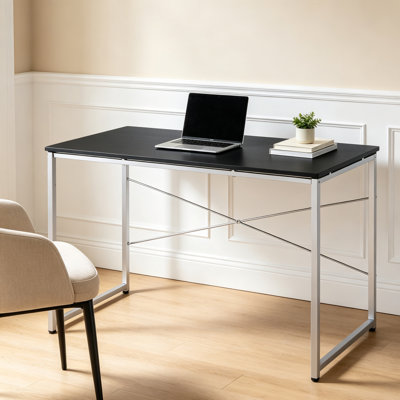 Coiffeuse minimaliste moderne de 119 cm (47 po) avec structure en métal chromé – Grand plateau noir mat, design ouvert sans tiroirs, idéal pour la chambre à coucher ou comme bureau d'ordinateur à domicile.