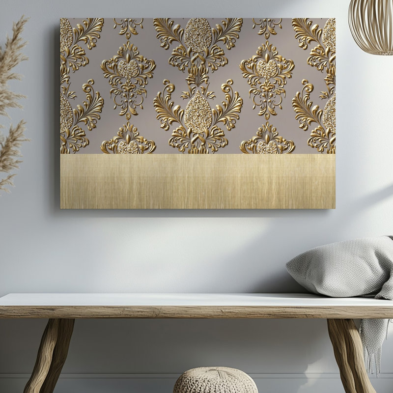 La toile crée un design de papier peint élégant avec un motif damassé complexe en or chatoyant contre un taupe doux