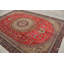 Tapis turc rétro dans un ton rouge distinctif avec des motifs tribaux pour une décoration intérieure authentique
