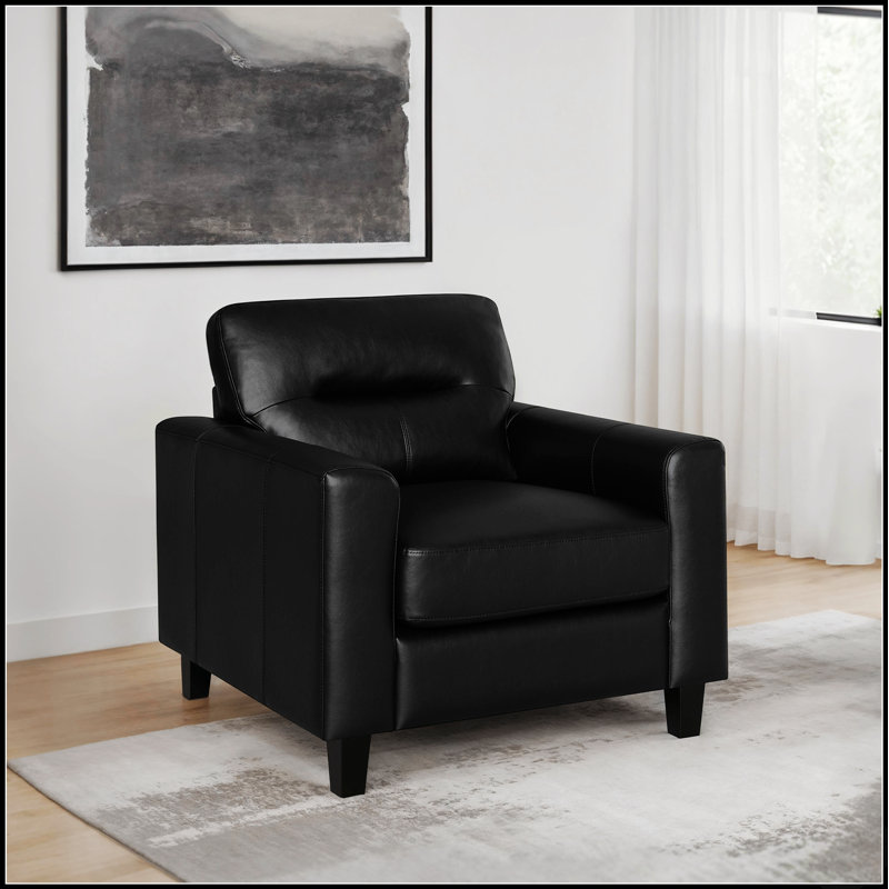 Fauteuil d'appoint élégant en similicuir noir avec accoudoirs droits, parfait pour les espaces de vie modernes et contemporains.