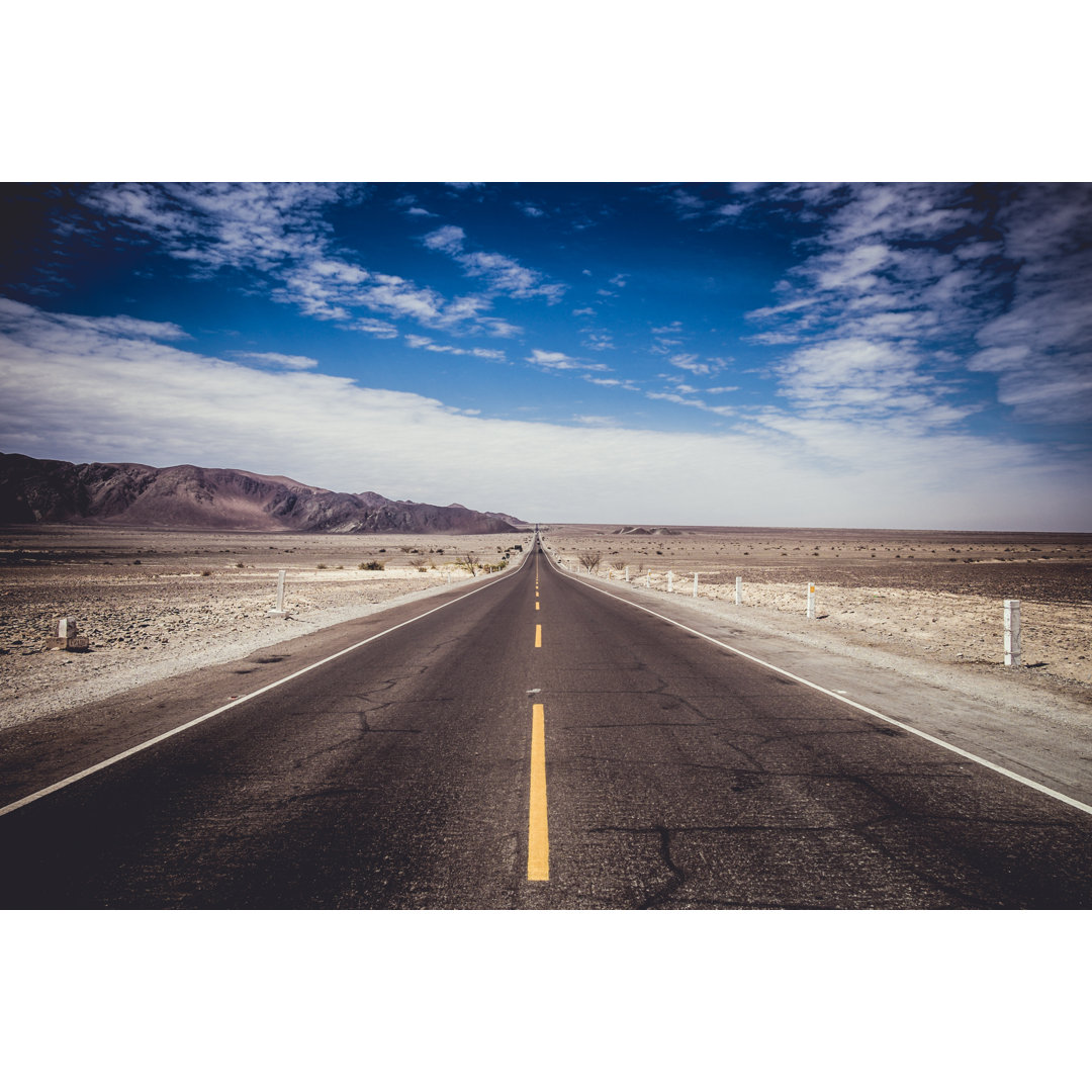 Road Crossing The Desert Of Peru von Zodebala - Druck auf Leinwand ohne Rahmen