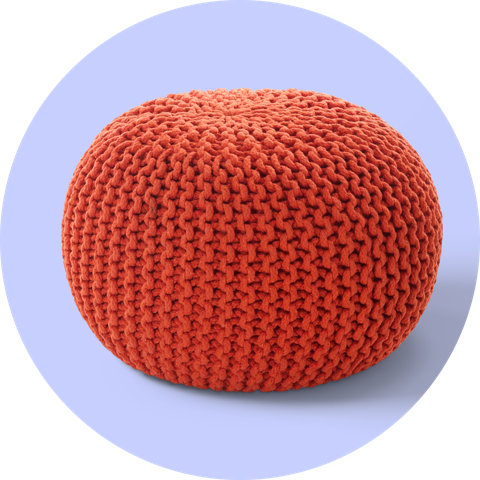 Un pouf rond en tricot texturé de couleur orange foncé, affiché sur un fond circulaire violet.