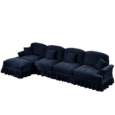 Canapé confortable en chenille bleu à quatre places avec pieds incurvés et fuselés et volants détachables pour une atmosphère détendue, des accoudoirs évasés en forme de fleur, des salons mobiles