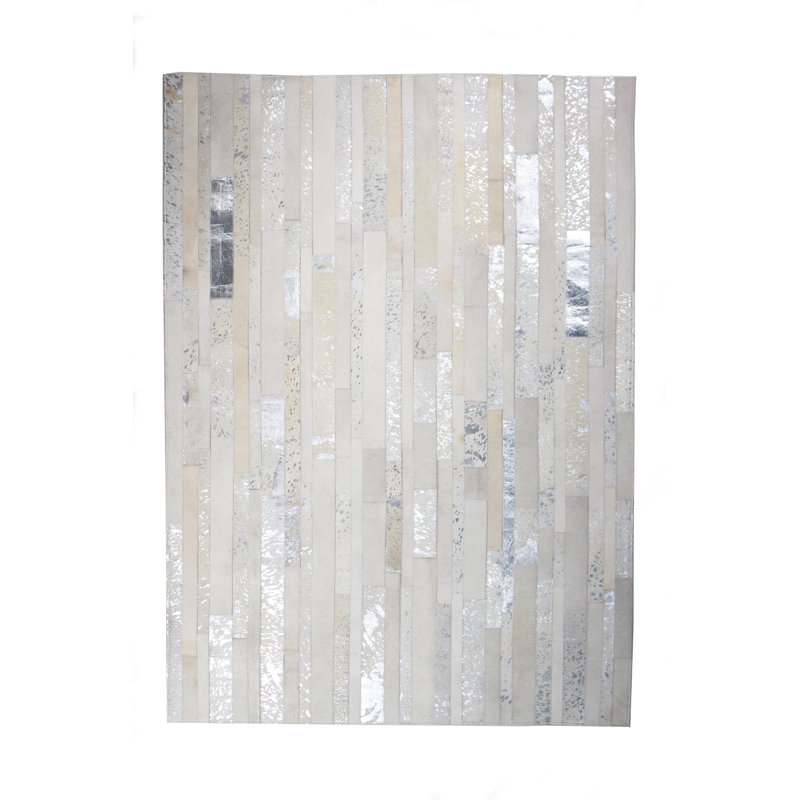 Tapis blanc / argent en cuir de vache fabriqué à la main Meenu, Rectangle 8 pi x 10 pi