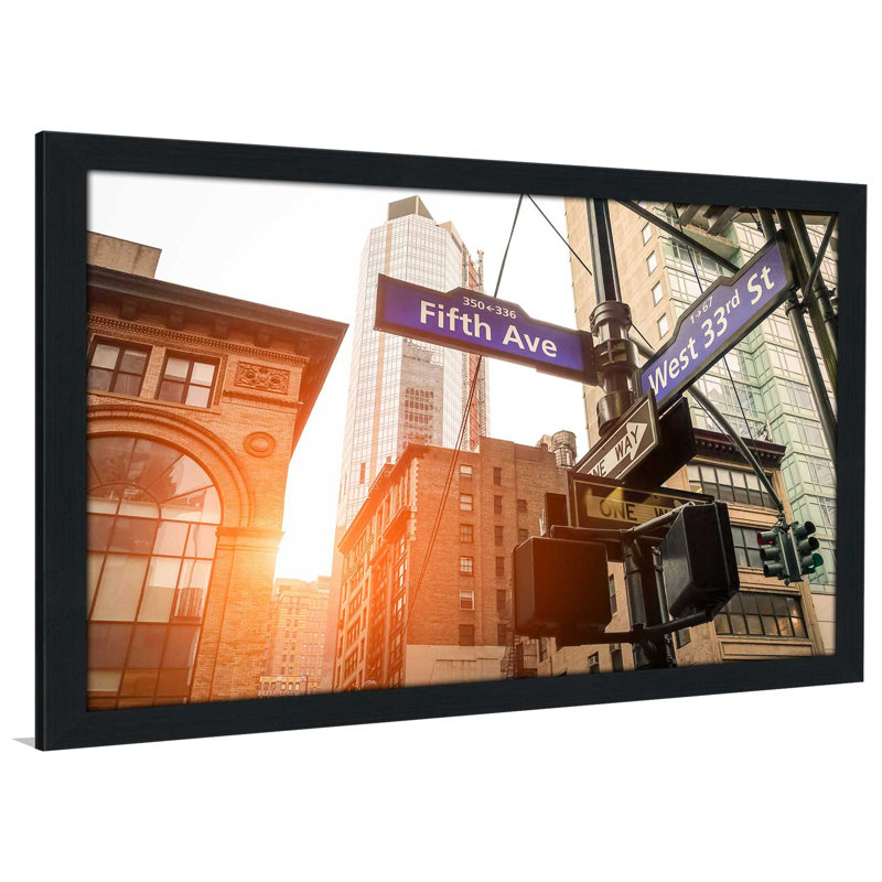 «Fifth and West 33rd», reproduction de photo encadrée, H 27,5 po x l 39,5 po x P 0,75 po, Cadre espresso