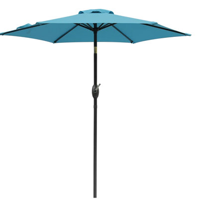 Parasol bleu de 2,3 m (7,5 pi) avec système de levage à manivelle, idéal pour les balcons d'appartements de 2,3 m (7,5 pi) et inclinable à 45°, protégeant ainsi des regards indiscrets au bord de la piscine.
