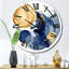 Horloge murale géométrique moderne à motif abstrait bleu foncé et doré II-1015302821