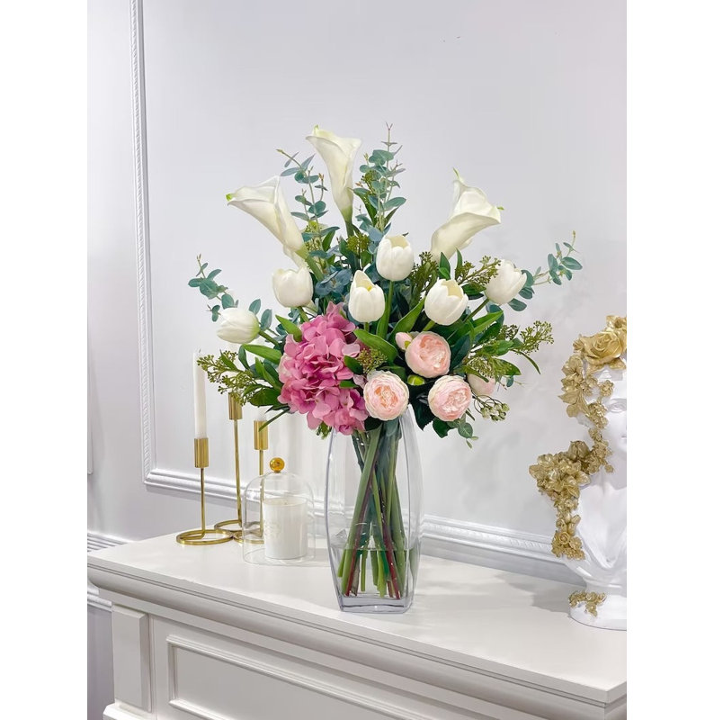 Fleurs artificielles dans un vase