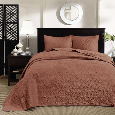 Couvre-lit réversible 3 pièces pour grand lit en rouge, avec matelas matelassé à haute profondeur, rembourrage en coton pré-lavé confortable et deux taies décoratives assorties en lit de couleur rouge argile, pour un drapé confortable