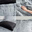 L'édredon à poils longs pour lit simple / simple TG - gris, chaud et 1 taie décorative, transformez votre chambre à coucher avec une longue texture grise comprenant 2 taies décoratives, lavez séparément
