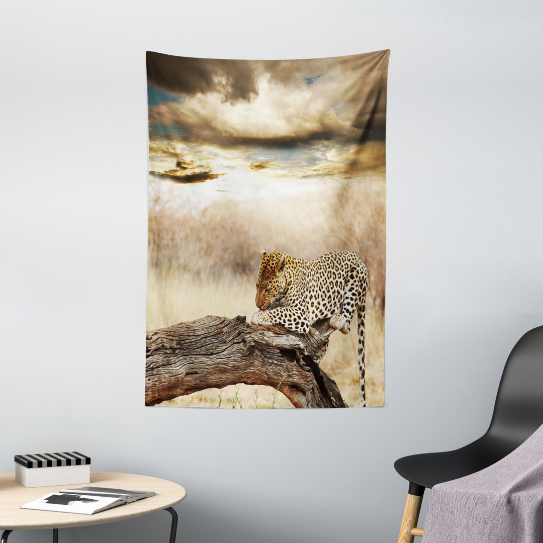 Wandteppich Savannah Leopard ruhend Dramatischer Wolkenhimmel