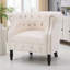 Élégant fauteuil club en tissu beige Akira avec dossier capitonné et accoudoirs cloutés-113569579