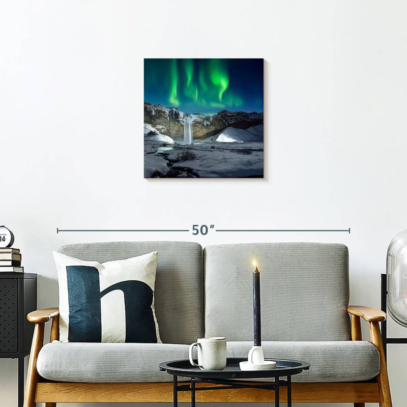 Alvord Aurora au-dessus de la cascade de Skogafoss