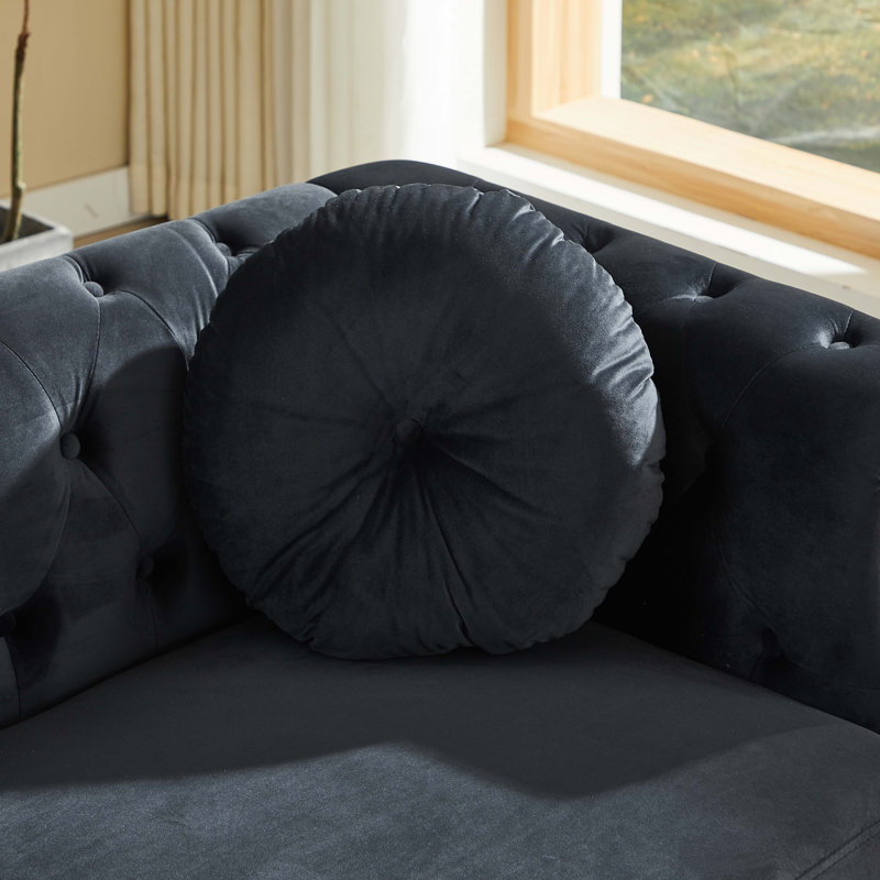 Canapé Chesterfield en velours avec coussins ronds, clous en cuivre, boutons touffetés, pieds en métal et boucles décoratives