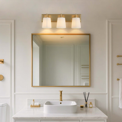 Meuble-lavabo 3 lumières Yep par Brilia en laiton brossé champagne avec abat-jour plissé