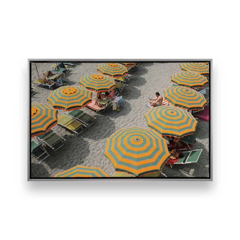 Impression sur toile Seaside Shade, Cadre flottant en chrome poli, H 32,75 po x l 48,75 po x P 1,75 po