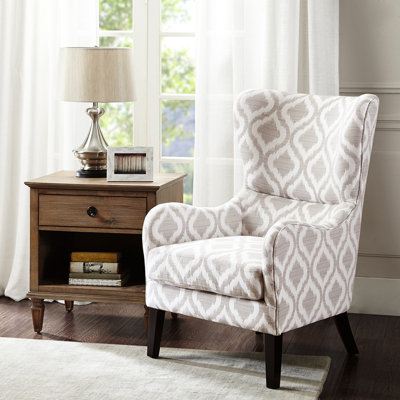 Fauteuil à oreilles Swoop: rembourrage en mousse haute, dossier à oreilles, accoudoirs ronds, pieds en bois massif, coussin d'assise contemporain