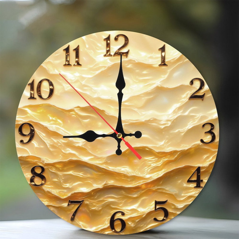 Horloge dorée texturée