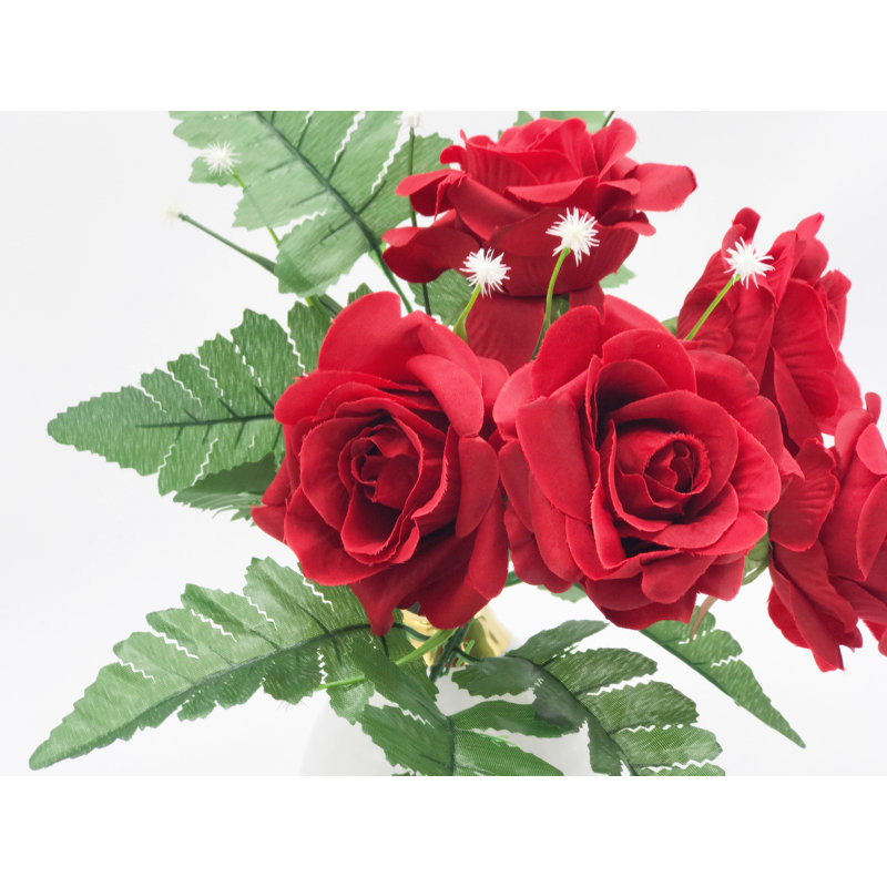 Agencement de fleurs en mélange de rose ouvert artificiel dans un vase