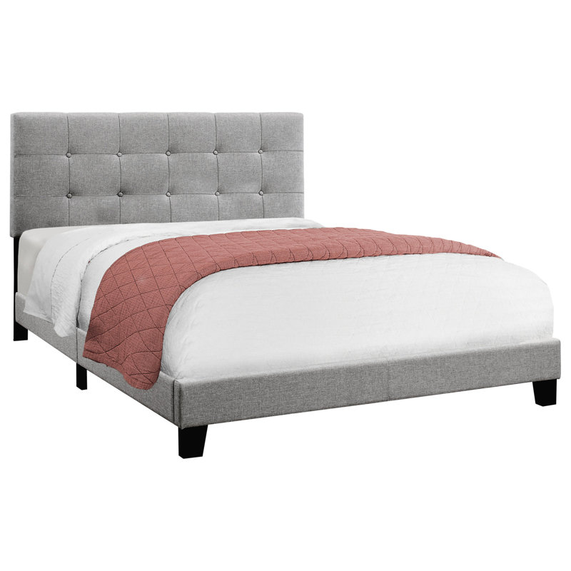 Grand lit tapissier gris pour une chambre à coucher de taille paisible avec revêtement et matériaux de construction
