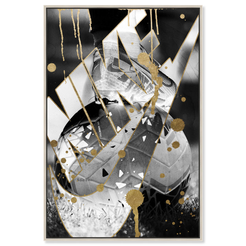 «Soccer in Noir», impressions sur toile noires et blanches par Notoriart, Cadre argenté, H 31 po x l 21 po