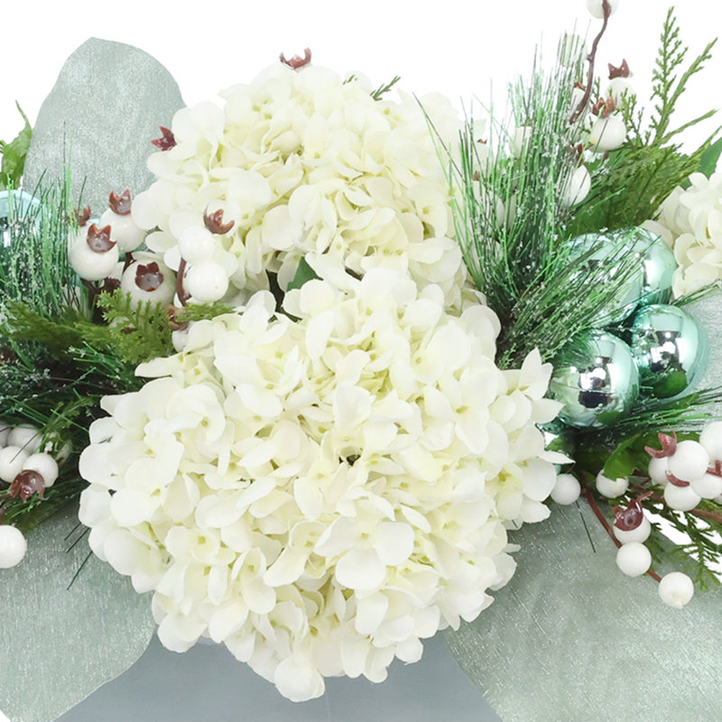 Arrangement de vacances hydrangées et baies dans un vase en céramique