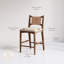 Tabouret de bar bohème avec dossier en jonc de mer et structure en bois brun moyen, ensemble de 2-1914479946-2094221144