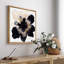 "Bold" noir et beige abstrait floral sur fond blanc - impression sur toile encadrée-480928964-480928985